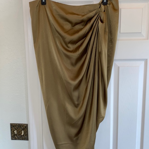 SHEIN CURVE 💝💝 ASYMMETRICAL RUCHED/SPLIT GOLD SKIRT. Size 3X (NWOT)🤩 - Picture 3 of 7